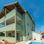 Διαμέρισμα In With Pool Access, Terrace, Air Conditioning, Wi-fi, 3548-4 Pakoštane