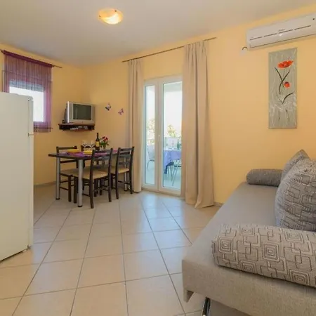 Apartment In With Pool Access, Terrace, Air Conditioning, Wi-fi, 3548-4 Pakostane